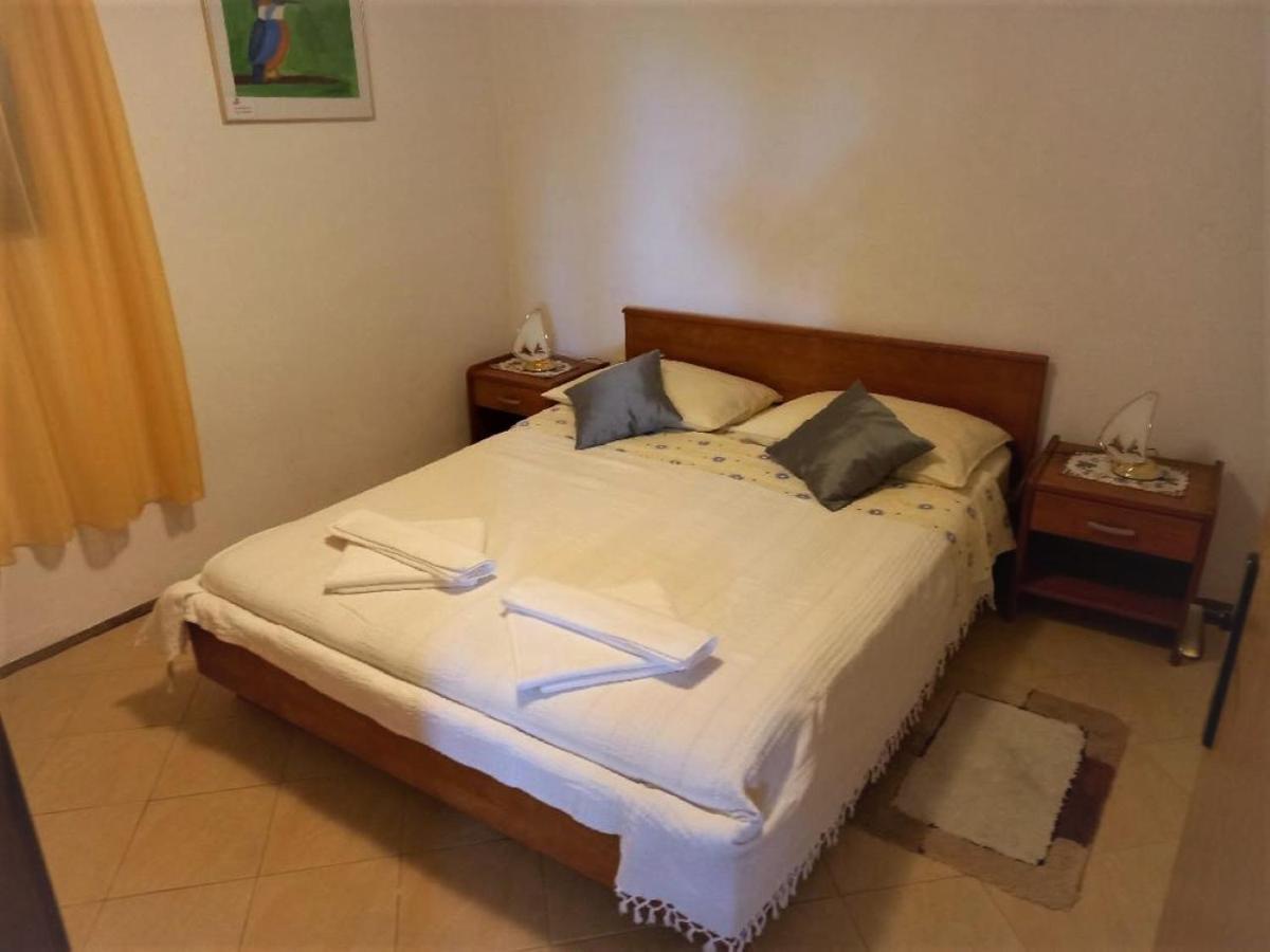 Apartmani Gracijela Karlobag Ngoại thất bức ảnh