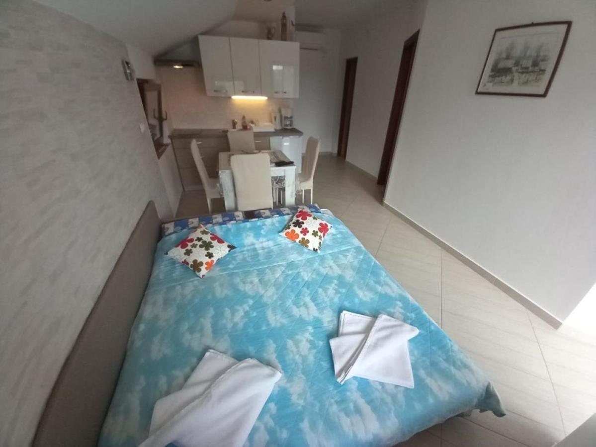 Apartmani Gracijela Karlobag Ngoại thất bức ảnh